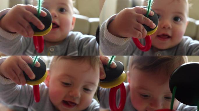 蹒跚学步的婴儿玩玩具快乐的婴儿拿着抓取饰品