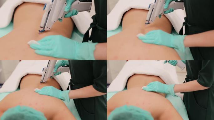 中胚层疗法正在进行中，向女性服务对象的背部注射。美容师为女性注射抗衰老。沿脊柱和下背部注射。护肤。