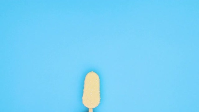 女人手中的白巧克力冰淇淋以蓝色主题出现。停止运动