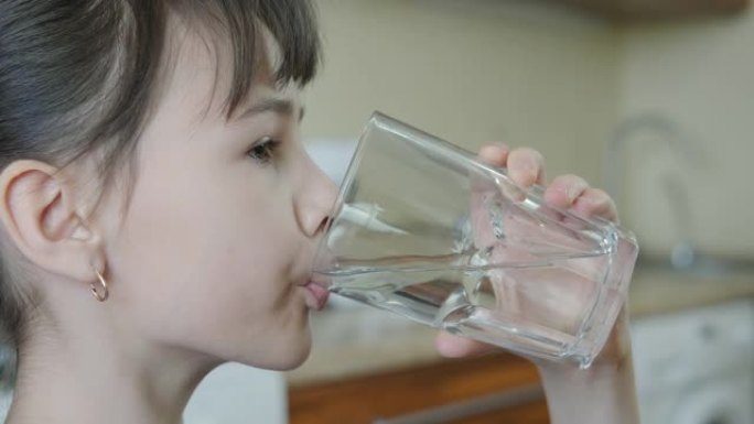 喝一杯纯净水。