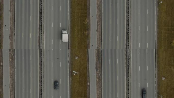 行驶在六条车道上的汽车从无人机上射出。俯视图航拍