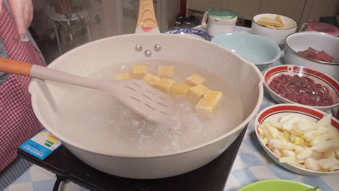 开水煮冻豆腐 (1)
