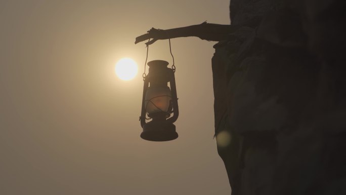 马灯挂在树枝上唯美夕阳马灯指路明灯意境