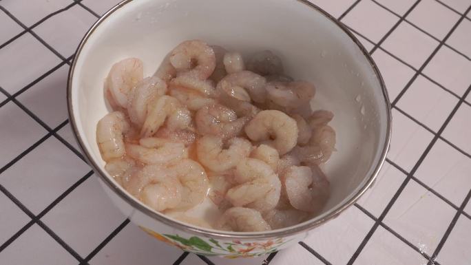 化开速冻虾仁加调料腌制虾肉 (1)