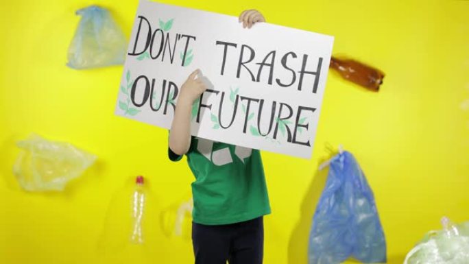 持有海报的女孩活动家不会破坏我们的未来。减少自然污染。保存环境