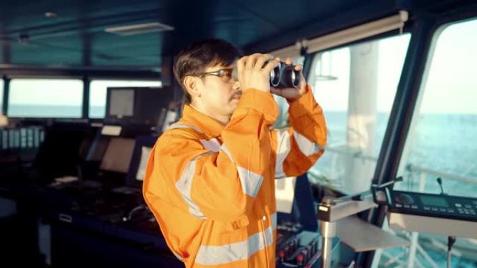 通过双筒望远镜观察船只或船只桥梁上的菲律宾甲板人员