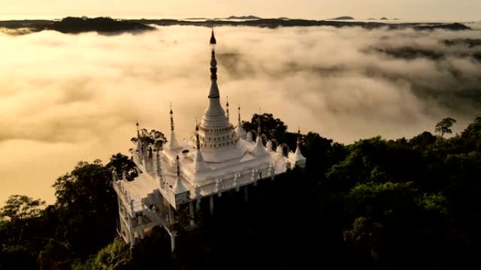 泰国素叻他尼日出时的Wat Khao Na Nai Luang Dharma公园