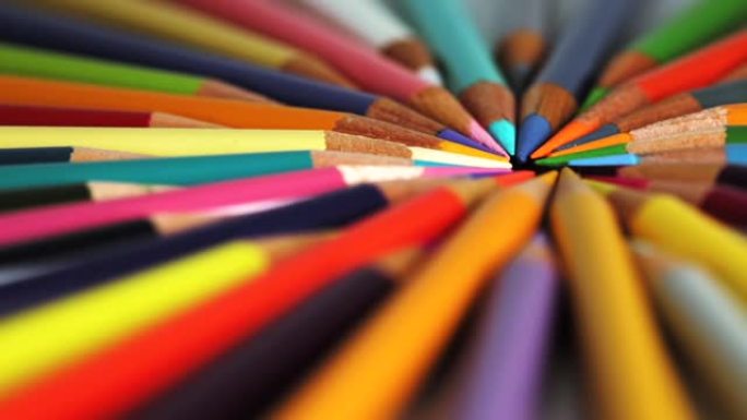 许多彩色铅笔的特写