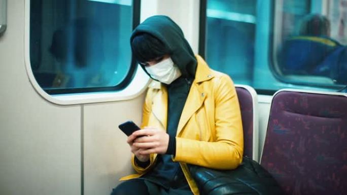 一名戴着医用口罩的妇女正在乘客座位上使用手机。