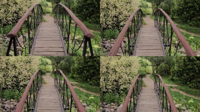 花园里的小装饰桥