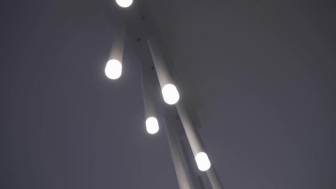 天花板上悬挂的现代灯具