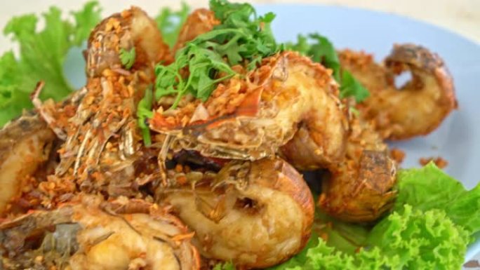 油炸小龙虾或螳螂虾配大蒜-海鲜风格