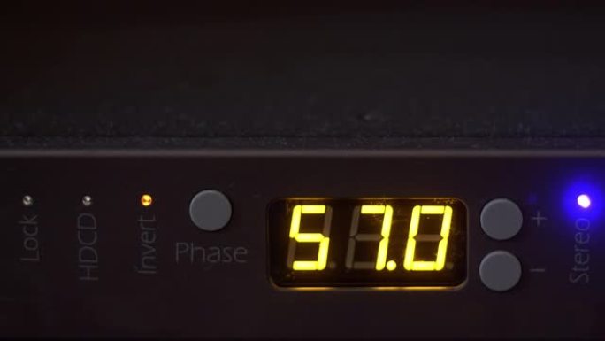 数字技术电子记分牌上的发光数字。在黑色数字显示上关闭数字音量或计时器增加。