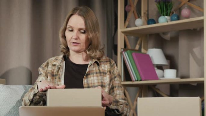 一位女性博客作者将她的产品展示给笔记本电脑相机