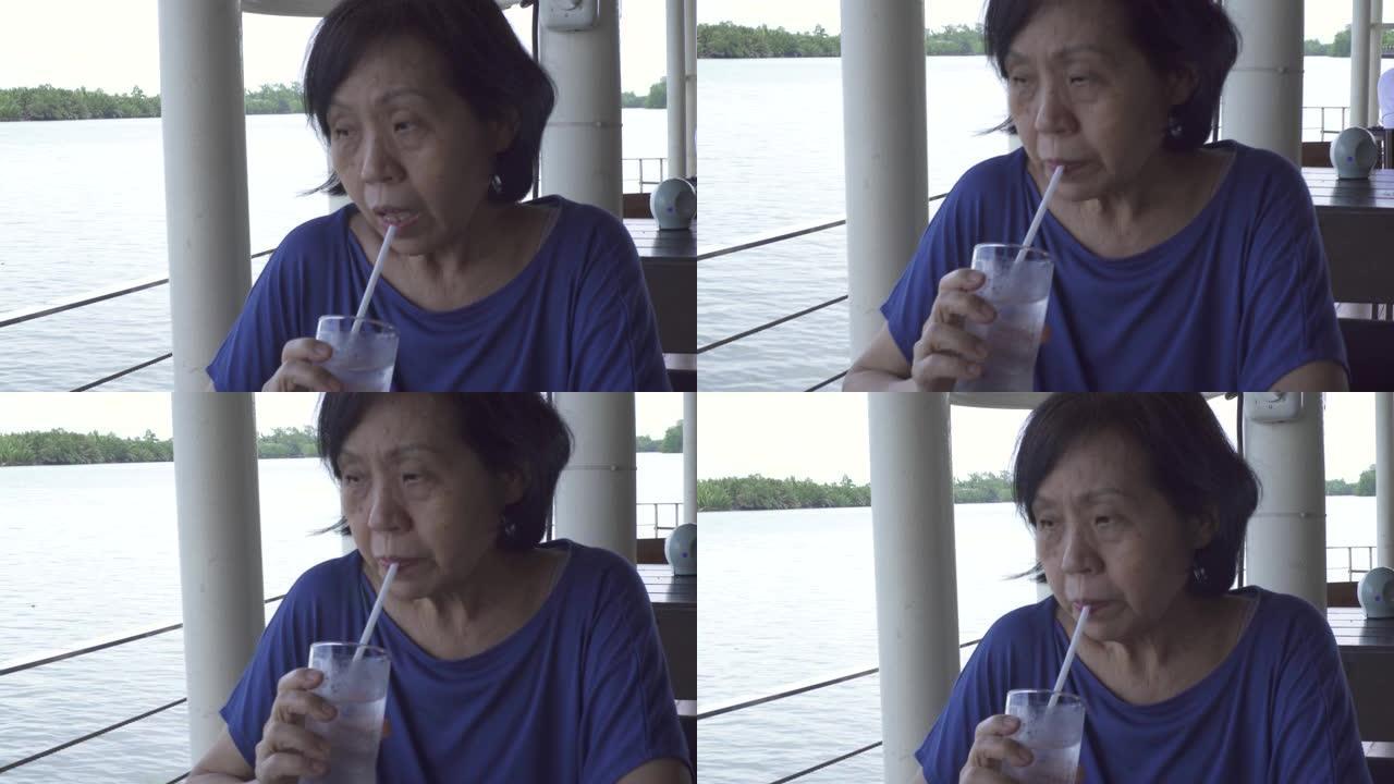 老年妇女喝水。