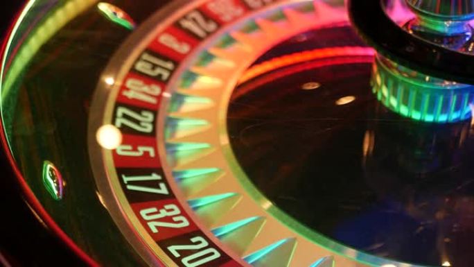 法国风格的轮盘赌桌在拉斯维加斯，美国。有黑色和红色扇区的纺车，风险游戏的机会。随机算法的危险娱乐，赌