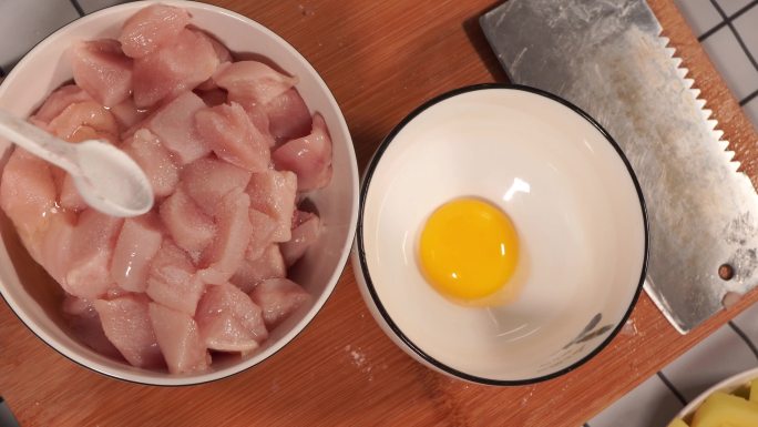 鸡胸肉装入碗中加调料腌制鸡肉 (2)