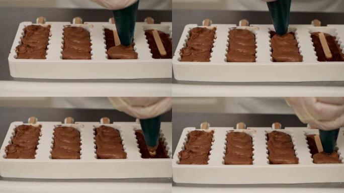 专业糖果商用波普镰刀棒将巧克力从袋管中挤压成蛋糕模具