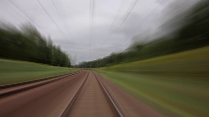 在铁轨上快速骑行，背景抽象