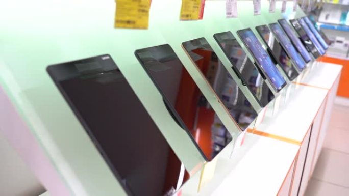 俄罗斯叶卡捷琳堡-2019年8月: 电子商店货架上的新平板电脑。手机商店的手机秀