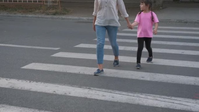 带着孩子的母亲过马路。路上的安全。