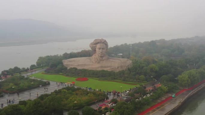 雨天长沙市著名滨江湾岛纪念碑拥挤公园航拍全景4k中国