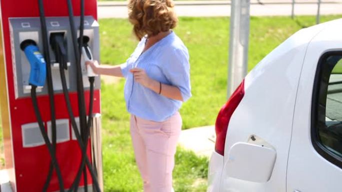 电动汽车充电站的一名妇女