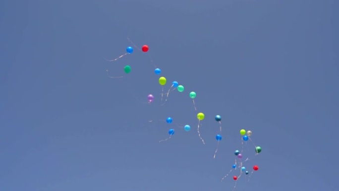 气球被释放到天空
