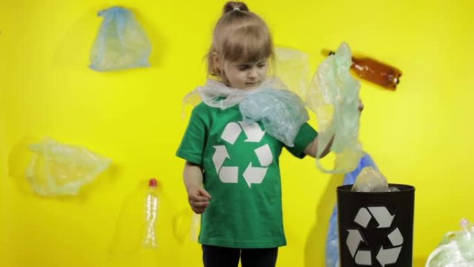 女孩活动家摆脱了脖子和头上的塑料包裹。塑料污染。拯救生态