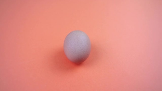新鲜的鸡蛋躺在明亮的粉红色表面特写上