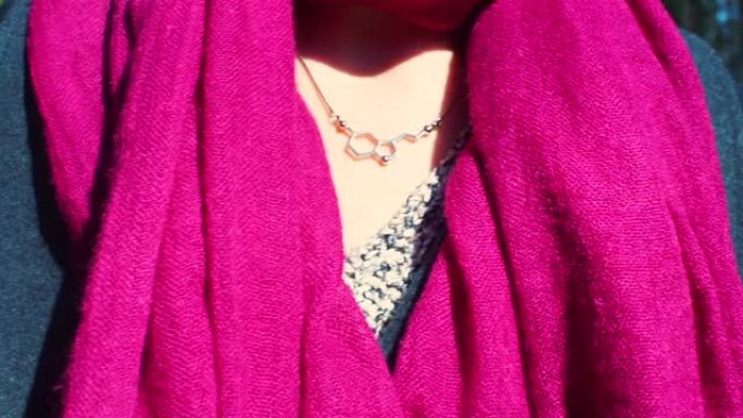 一名妇女在脖子上展示5-羟色胺配方的珠宝。