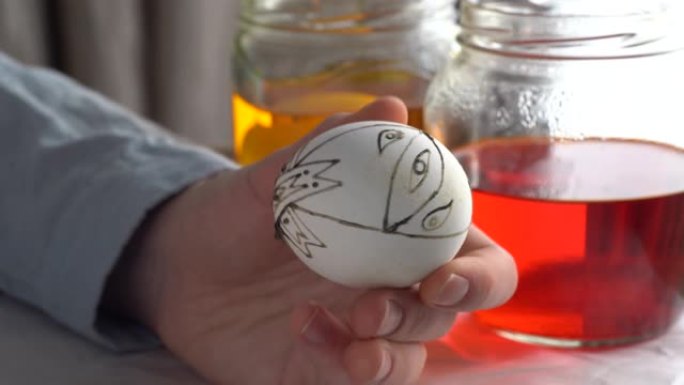 艺术家用传统蜂蜡绘画技术旋转手绘复活节彩蛋