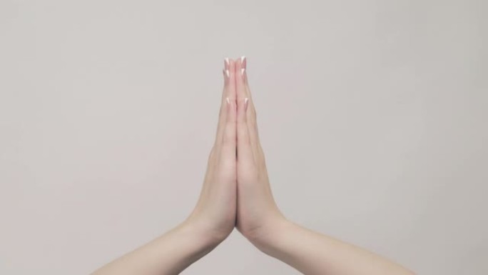 手势精神祈祷的女人乞求上帝