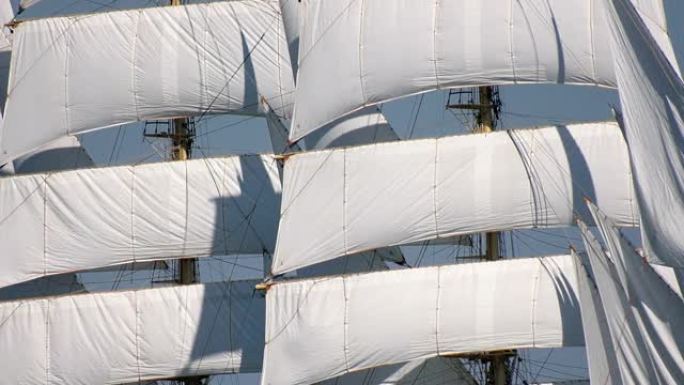 背景-一艘充满风的旧帆船的帆