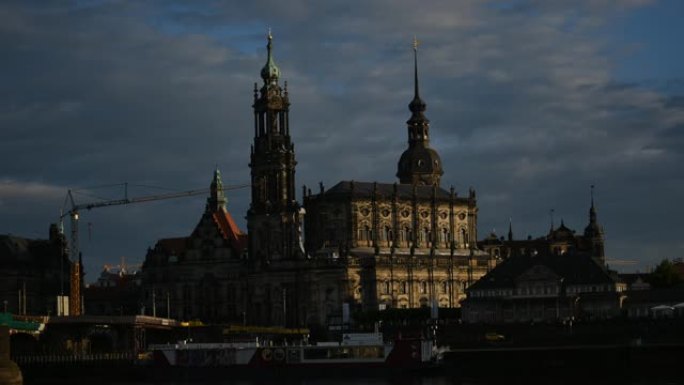德累斯顿城堡墙上的夕阳灯光，延时视频