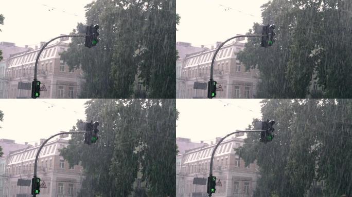 交通灯。多雨的城市和交通信号灯。