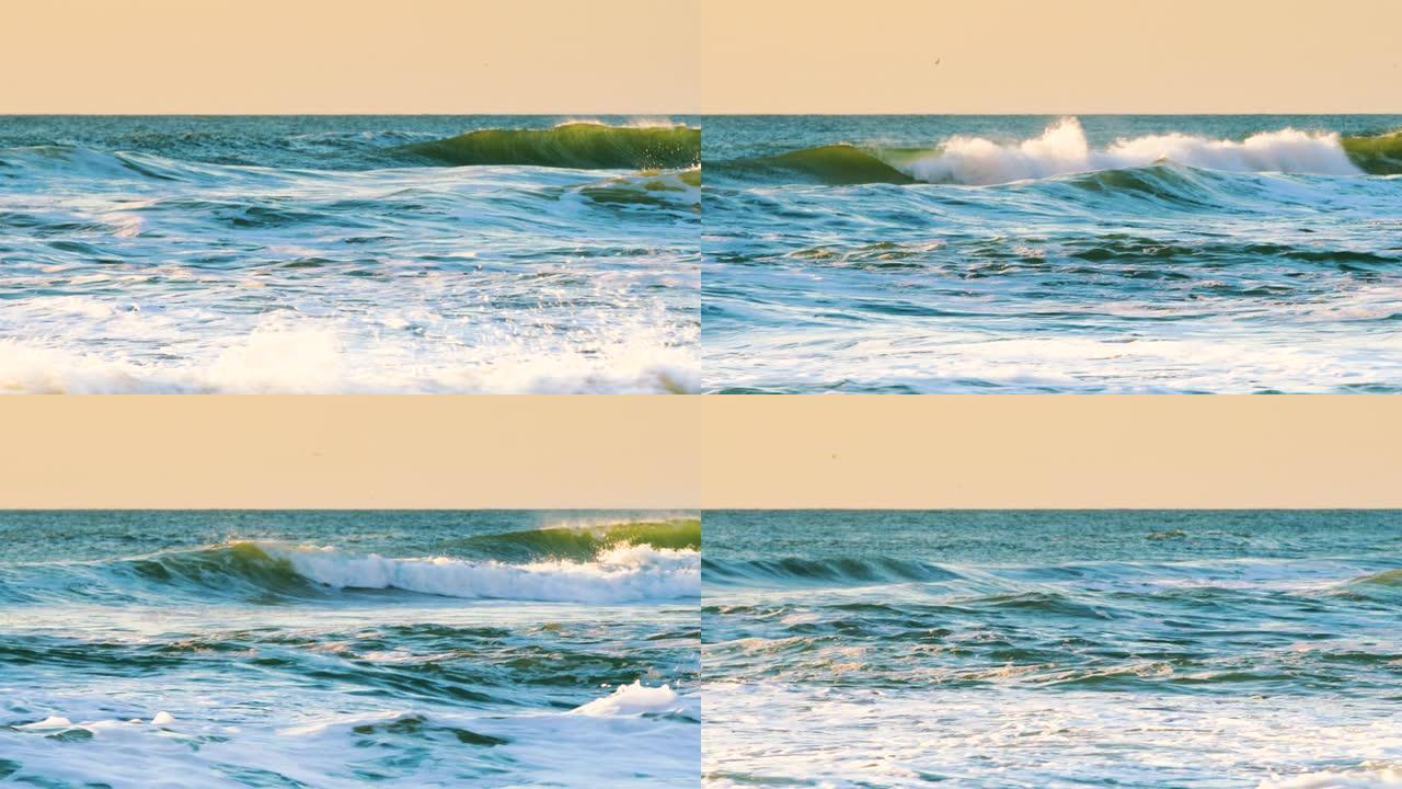 海上日出在滚滚的海浪上朝着海滩