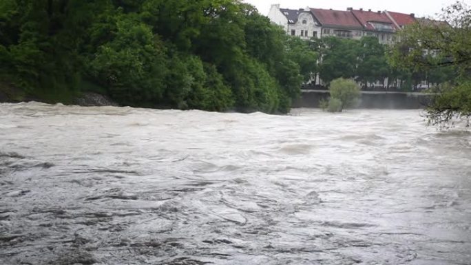 高水在伊萨尔河的特写，慕尼黑，巴伐利亚，德国