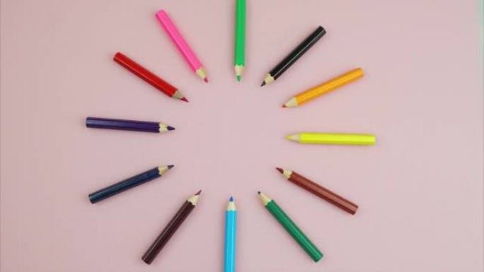 彩色铅笔的动画，它们移动并晒太阳。粉色背景。