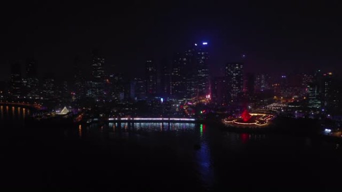 夜间照明青岛市海岸线著名的市中心海湾纪念碑广场空中全景4k中国