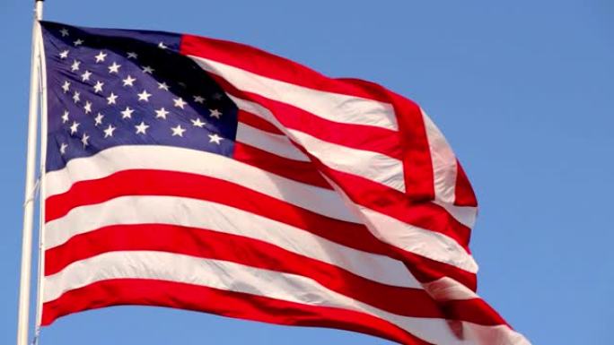 美丽的美国国旗在风中飘扬，充满活力的红白蓝三色