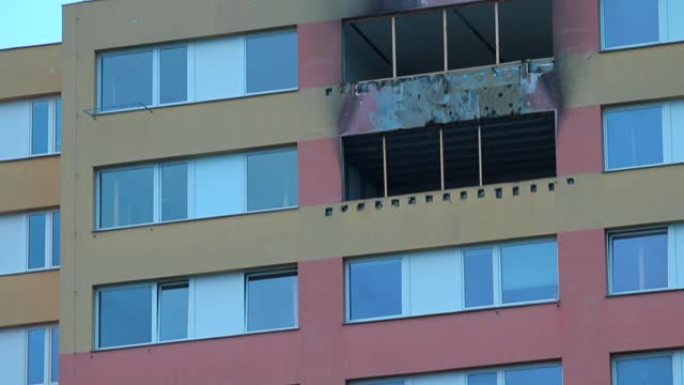 火灾后的窗户公寓。公寓楼与人在自我隔离