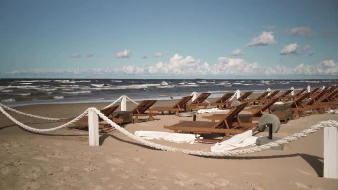 季末波罗的海海滩上的咖啡馆