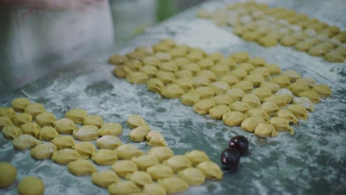 面包师在东马美里专门生产不同月饼的饼干和饼干工厂组装月饼原料的时间流逝