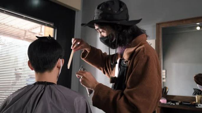 亚洲理发店理发排队顾客戴口罩预防业务在covonarirus锁定后重新开放，男士发型设计和新的正常生