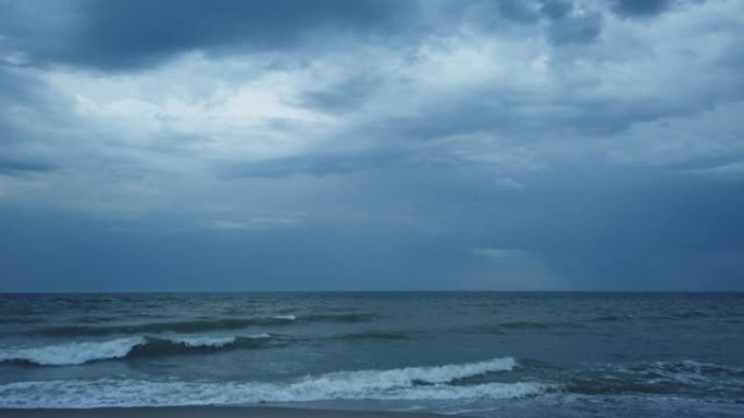 海上海滩和暴风云。