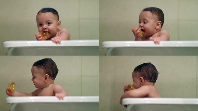 婴儿在浴缸里玩玩具出牙。给快乐的幼儿洗澡