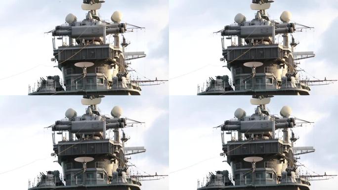 军舰上的许多天线，雷达和回声探测系统