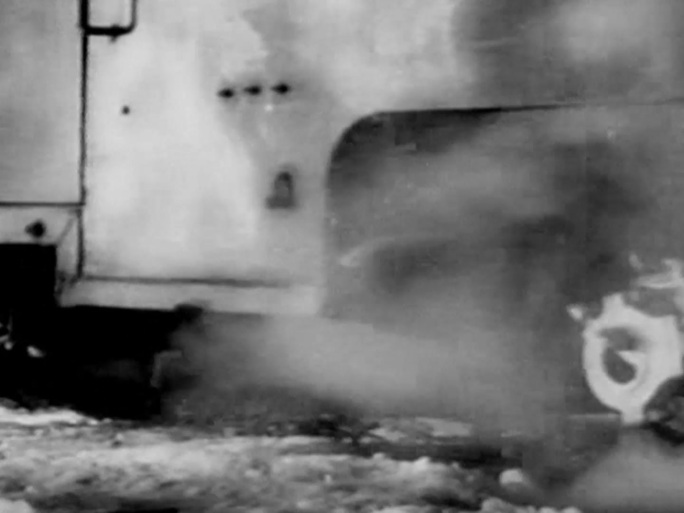 四十年代 冬天雪地火车客车运行