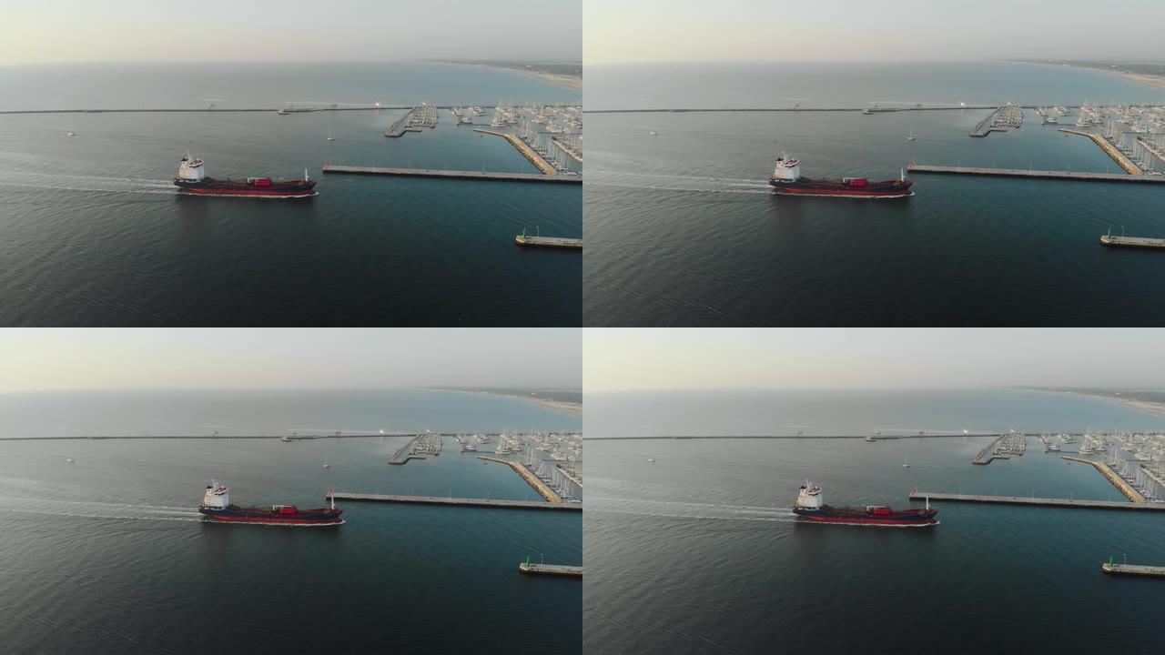 拥有各种行业的海港基础设施的鸟瞰图。